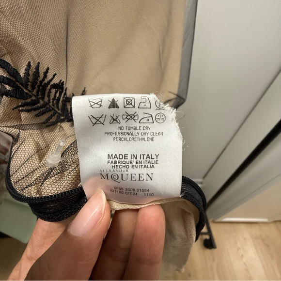 Alexander McQueen Elegant Black Floral Embroidered Silk Top - Picture 15 of 16